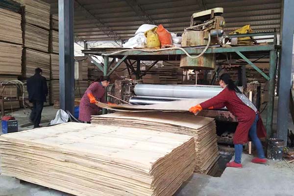 茄子视频在线观看免费工人师傅正在涂胶
